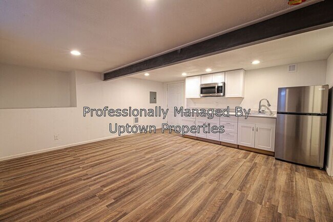Building Photo - 9836 N Clarendon Ave