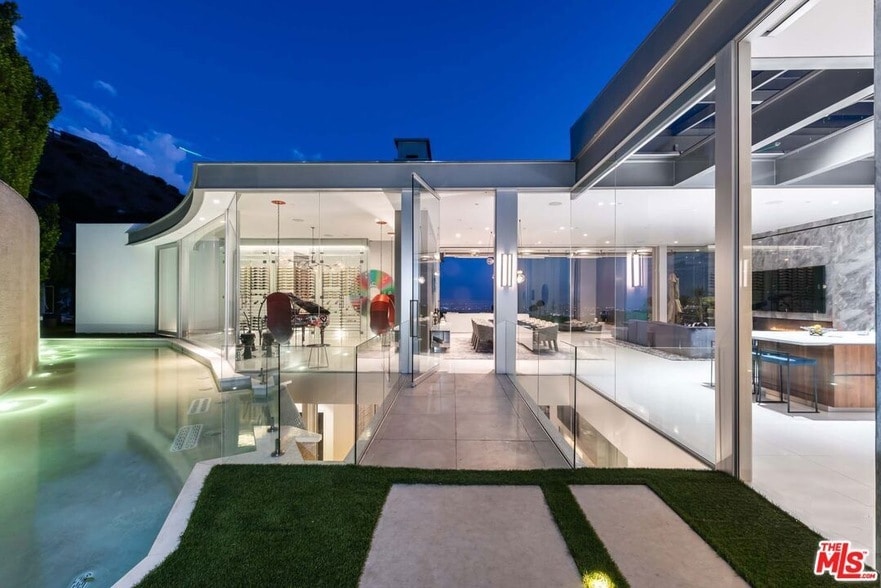 Primary Photo - 1814 N Doheny Dr