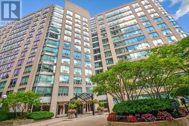 Building Photo - 942-942 Yonge St