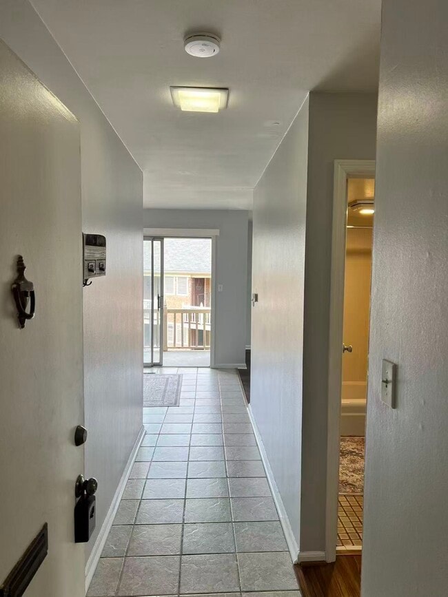 Building Photo - 991 Manor Ln