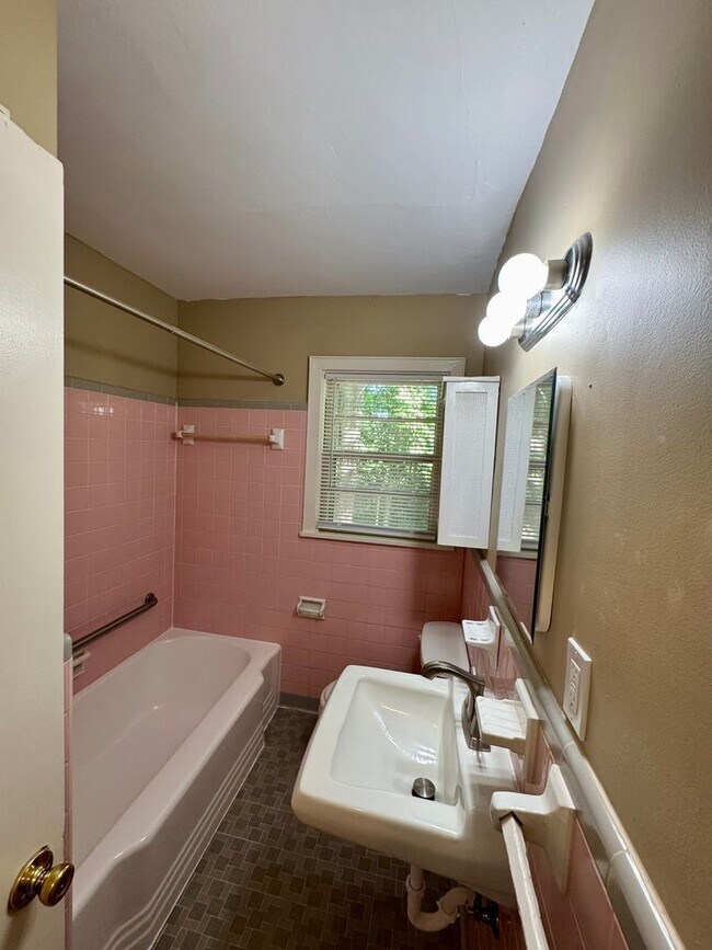 Foto del edificio - 1706 E 28th St
