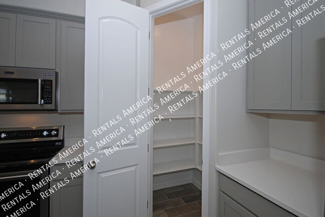 Building Photo - 3725 E Catalina Dr