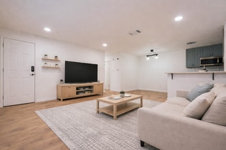 Building Photo - 1815 Gracy Farms Ln