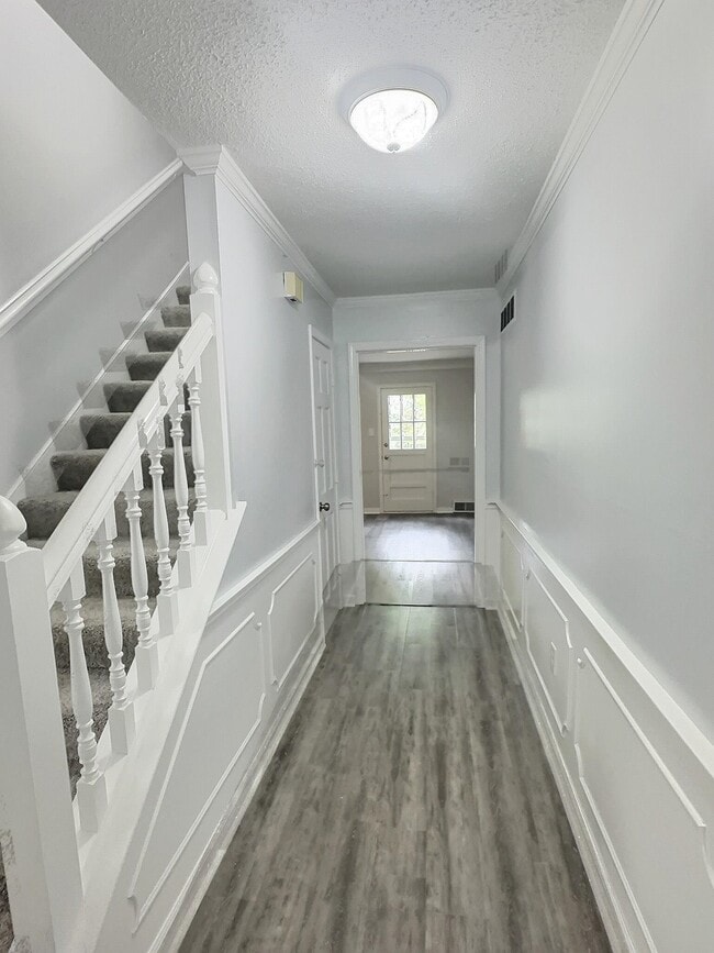 Building Photo - 1562 Holly Hill Dr