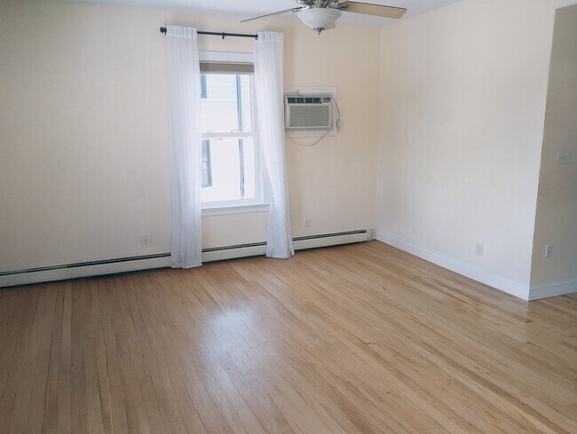 Sala de estar (2do piso) - 28 Robbins St
