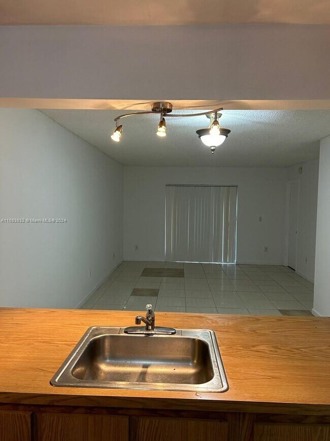 Building Photo - 20810 NE 8th Ct