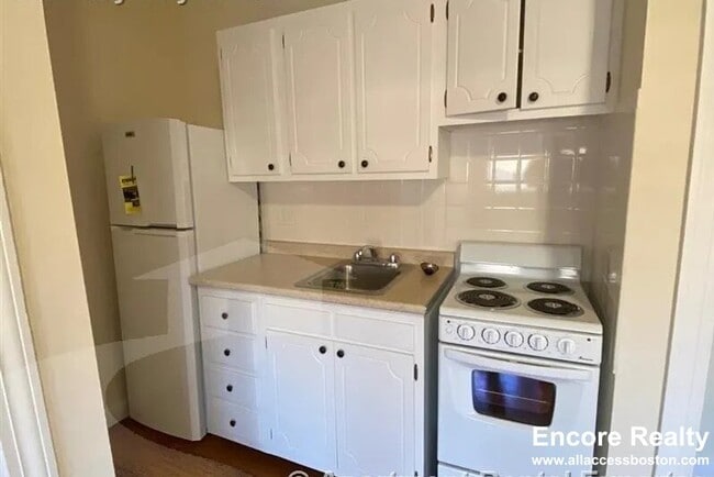 Building Photo - 168 N Beacon St