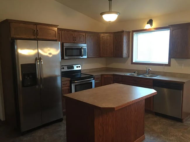 Building Photo - Beautiful bilevel twinhome in Eaglewood! N...