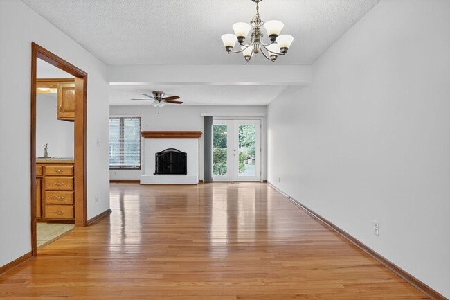 Building Photo - Updated 2 Bedroom 3 Bath townhome with ful...