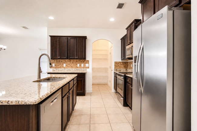 Building Photo - Highly desired 4/2.5 Gulf Breeze Home with hot tub!