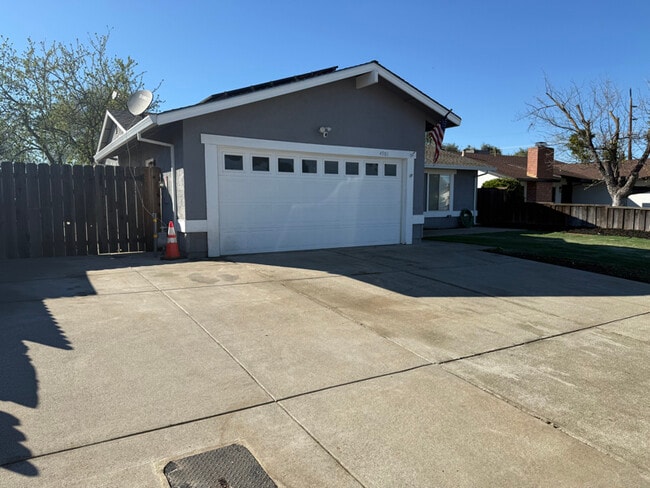 Building Photo - 4981 Dawson Dr