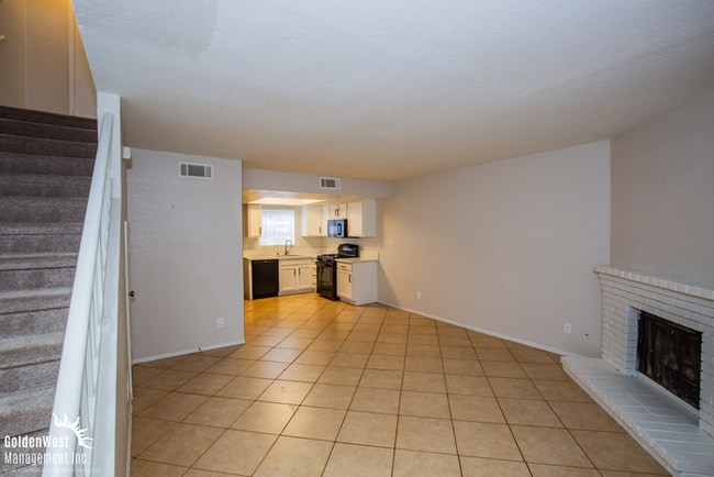 Building Photo - Spacious and Maintained 2Bdm 1.5Ba Townhome in Henderson.