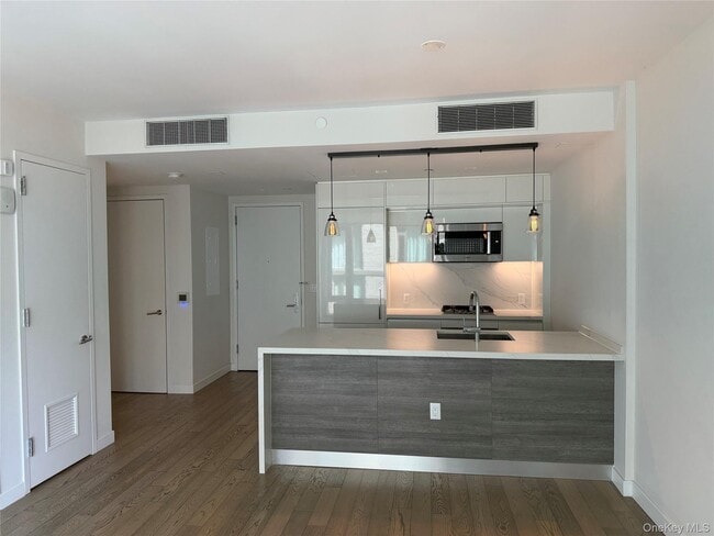 Building Photo - 505 W 43rd St