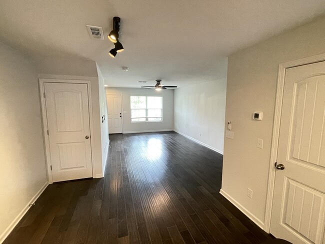 Building Photo - Villages of Riverwood townhome with 2 bedr...