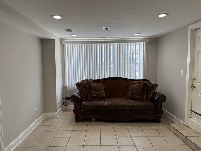 Building Photo - 4948 S Winchester Ave