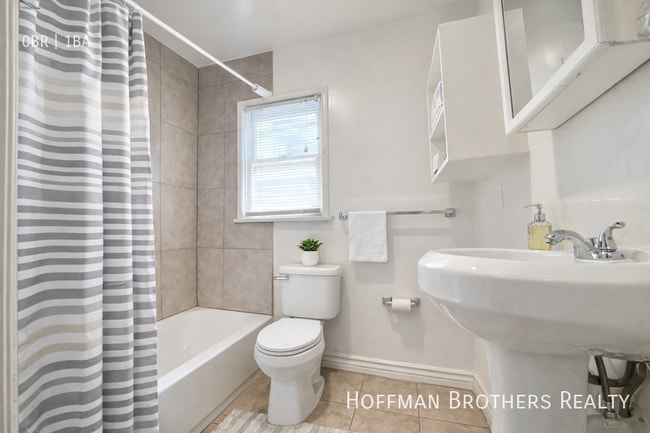 Foto del edificio - 301 N Sycamore Ave