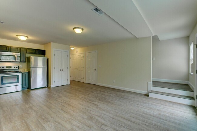 Foto del edificio - Two Story Townhome!