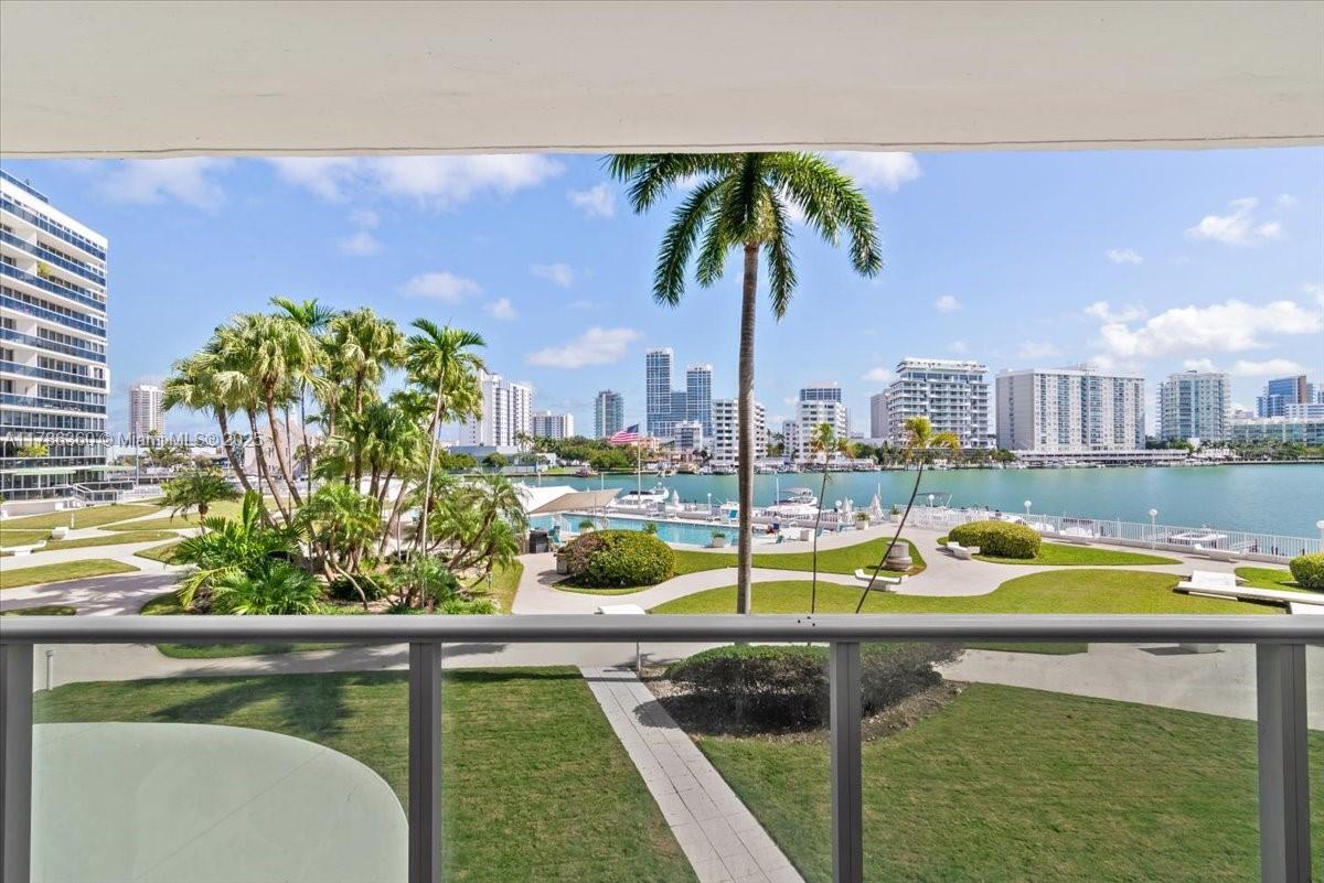 Primary Photo - 900 Bay Dr
