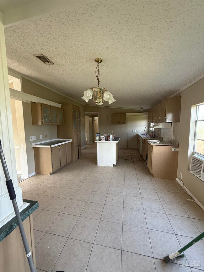 Foto del edificio - 5675 Saufley Field Rd