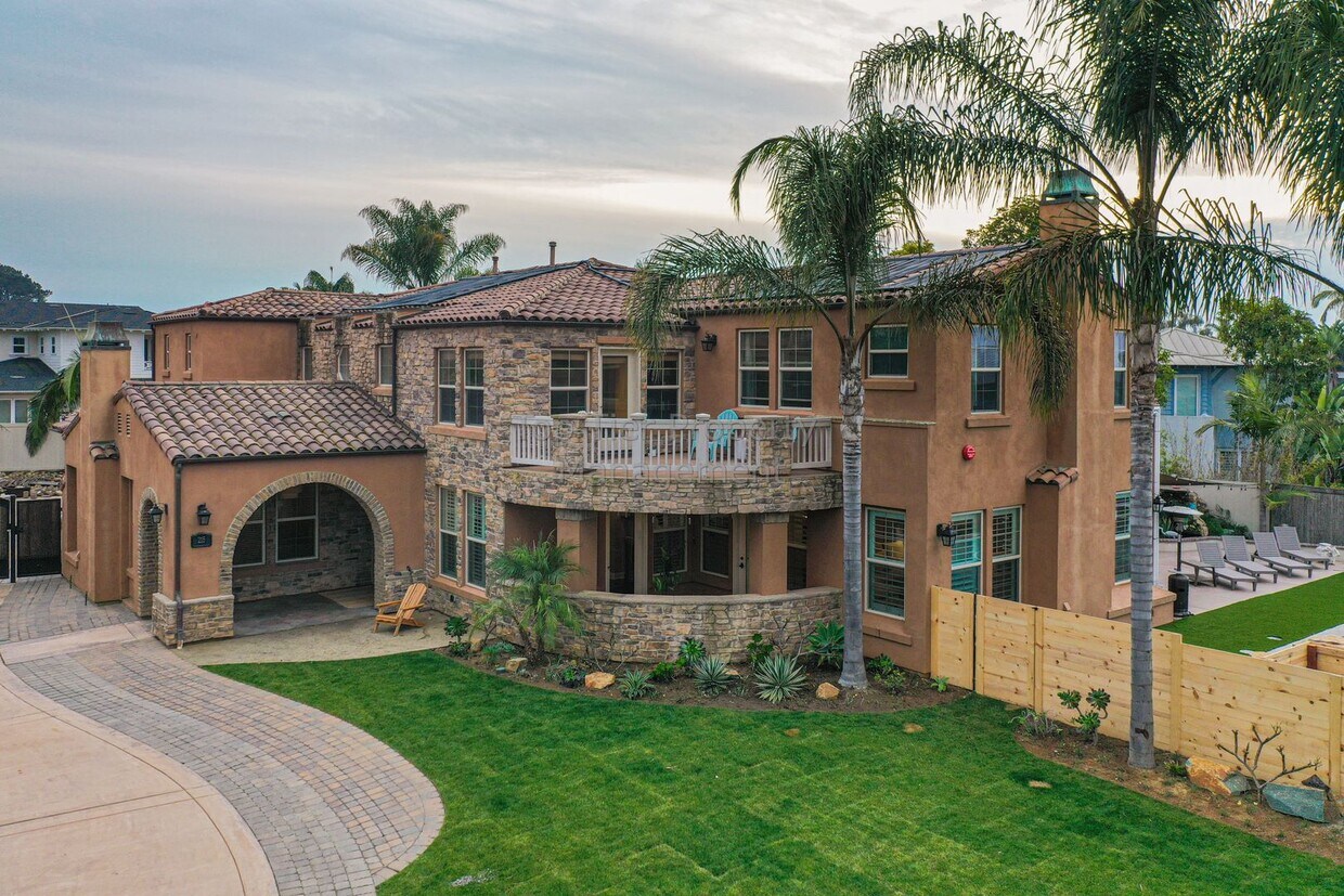 Primary Photo - ***Luxury, Coastal Property - 4 bed / 4.5 ...