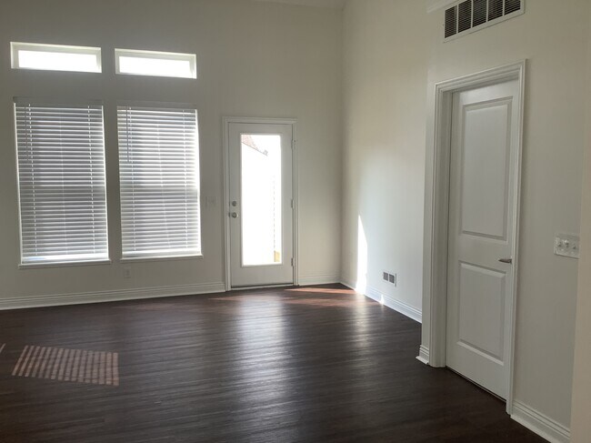 Building Photo - 1067 Eberton Avenue