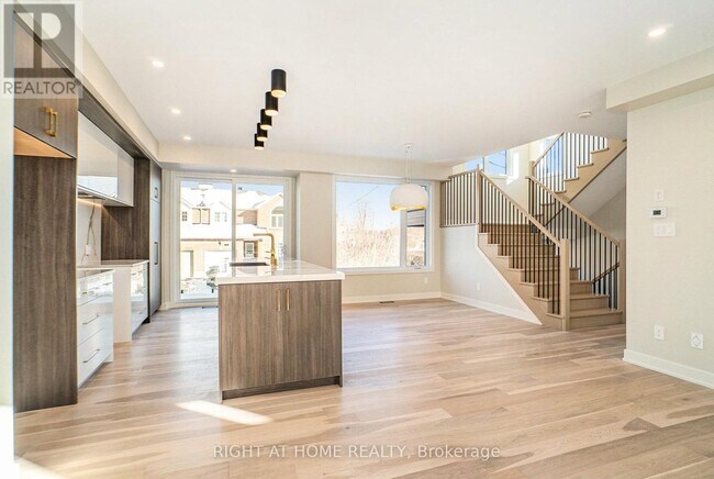 Building Photo - 576 Brunel St