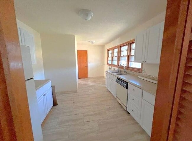 Building Photo - 800-802 E 75th Terrace - Duplex