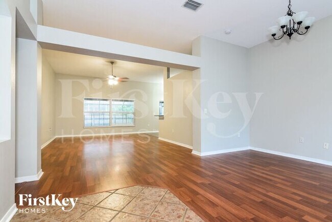 Foto del edificio - 3706 Treeline Dr