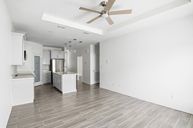 Building Photo - 3211 S Chloe Ave
