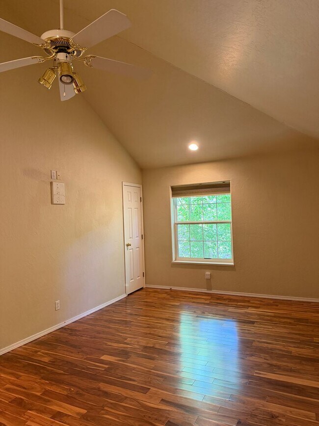 Building Photo - Downtown Glenwood Springs Condo