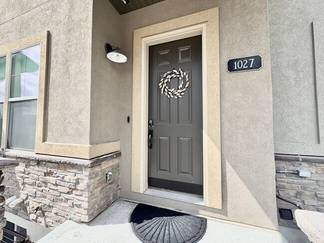 Building Photo - Spacious 4 Bed, 3.5 Bath Furnished Townhome with Garage in a Peaceful, Prime Location
