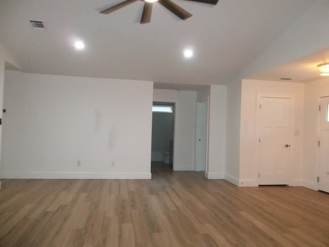Building Photo - 240 Pin Oak Way N