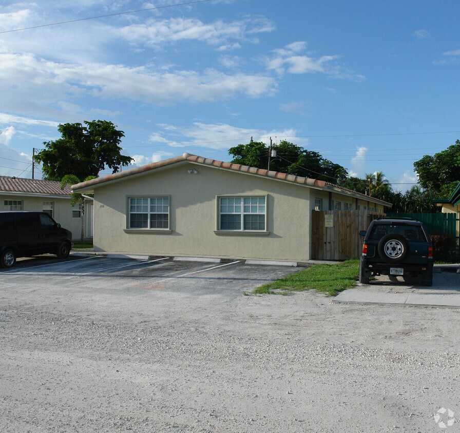 Primary Photo - 212-216 SW 20th St