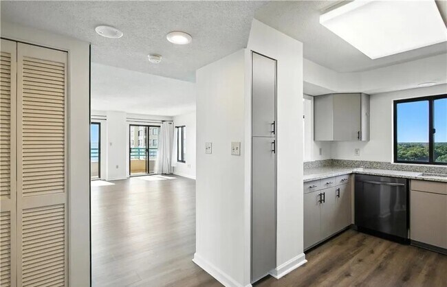 Foto del edificio - 7501 River Rd