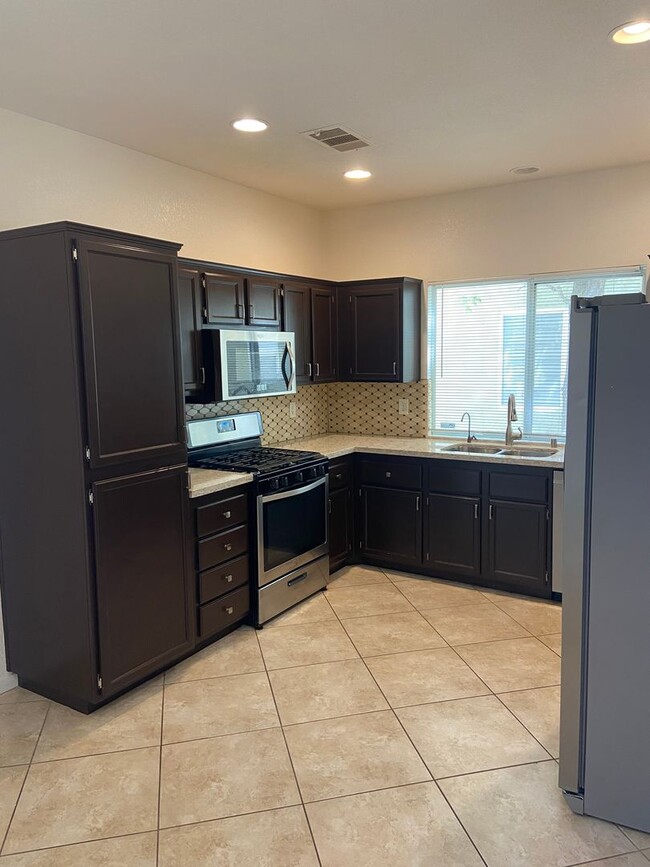 Building Photo - Two-story, 3 bedrooms located in Peccole R...