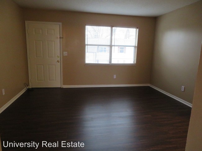 Building Photo - 820 Red Hill Dr