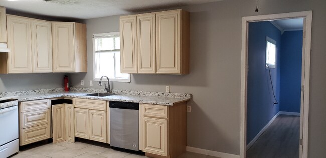 Building Photo - 717 Sundale Dr