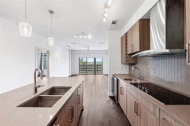 Foto del edificio - 3600 S Lamar Blvd