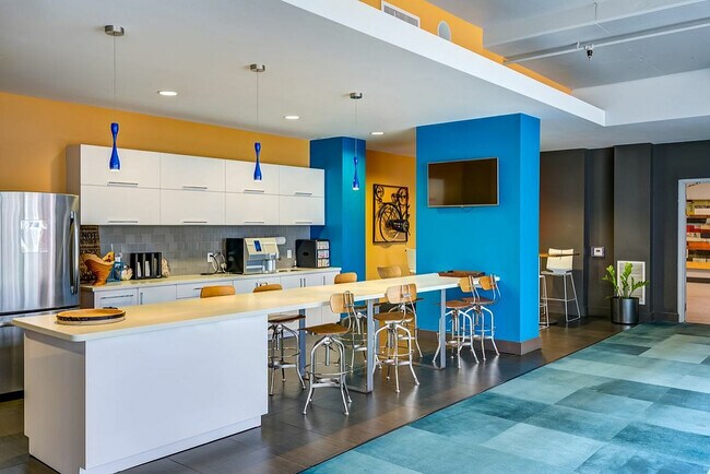 Foto del interior - ReNew Federal Hill East & West