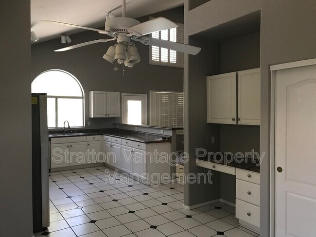 Foto del edificio - 4740 E Desert Ln