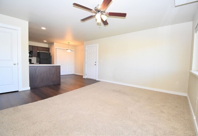 Building Photo - Pet Friendly! Beautiful 2 bedroom, 2 bathr...