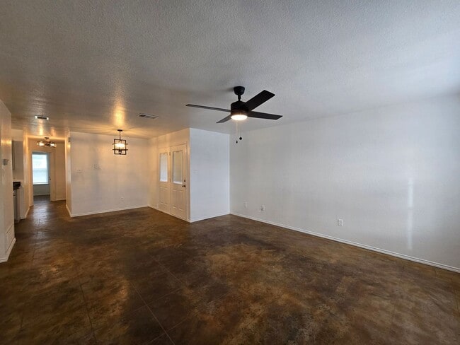 Foto del edificio - RENT REDUCTION - AVAILABLE NOW!