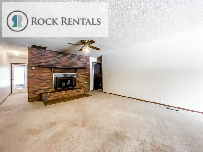 Building Photo - 3 Bed 2 Bath House near the Crazy Horse Go...