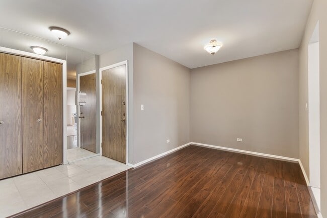 Building Photo - 402 Pinetree Ln
