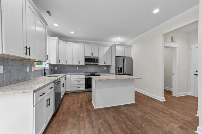 Building Photo - Stunning New Build!