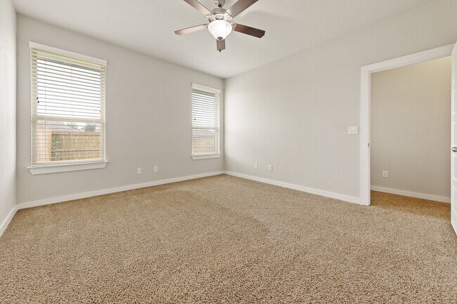 Foto del edificio - LUXURY TOWNHOME LOCATED IN BASTROP, TEXAS!