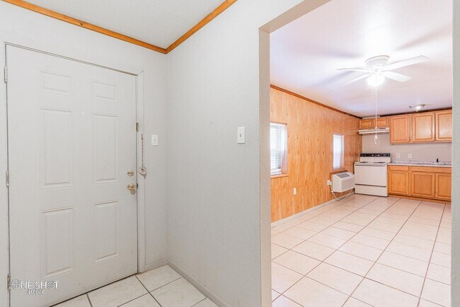 Building Photo - 104 College #B