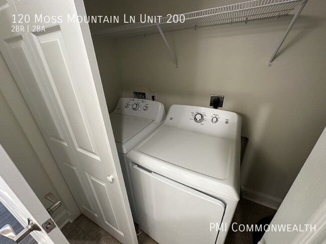 Building Photo - 2 Bed / 2 Bath Apartment (Available Now)