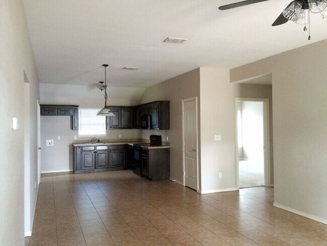Building Photo - *Available Now* 3 Bed 2 Bath Duplex in Lin...