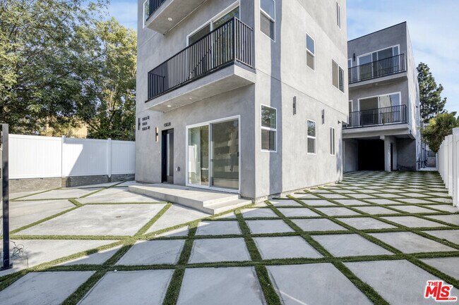 Foto del edificio - 10826 3/4-10824 Hesby St